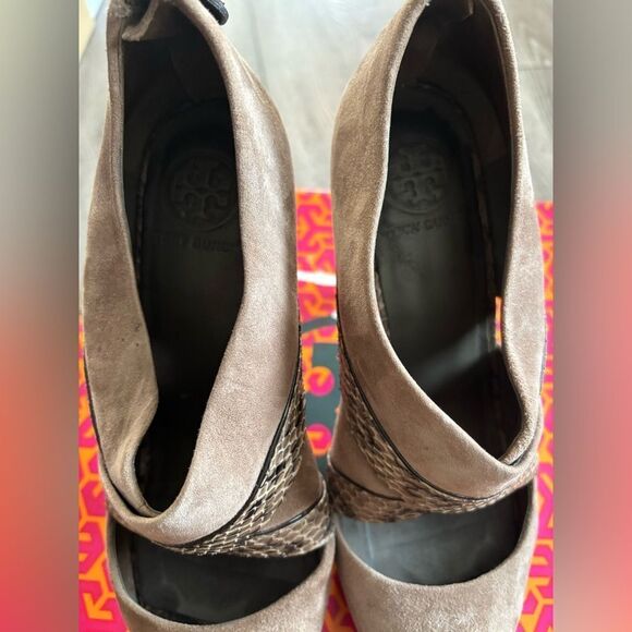 Tory Burch woman’s snake print high heels - Picture 5 of 8